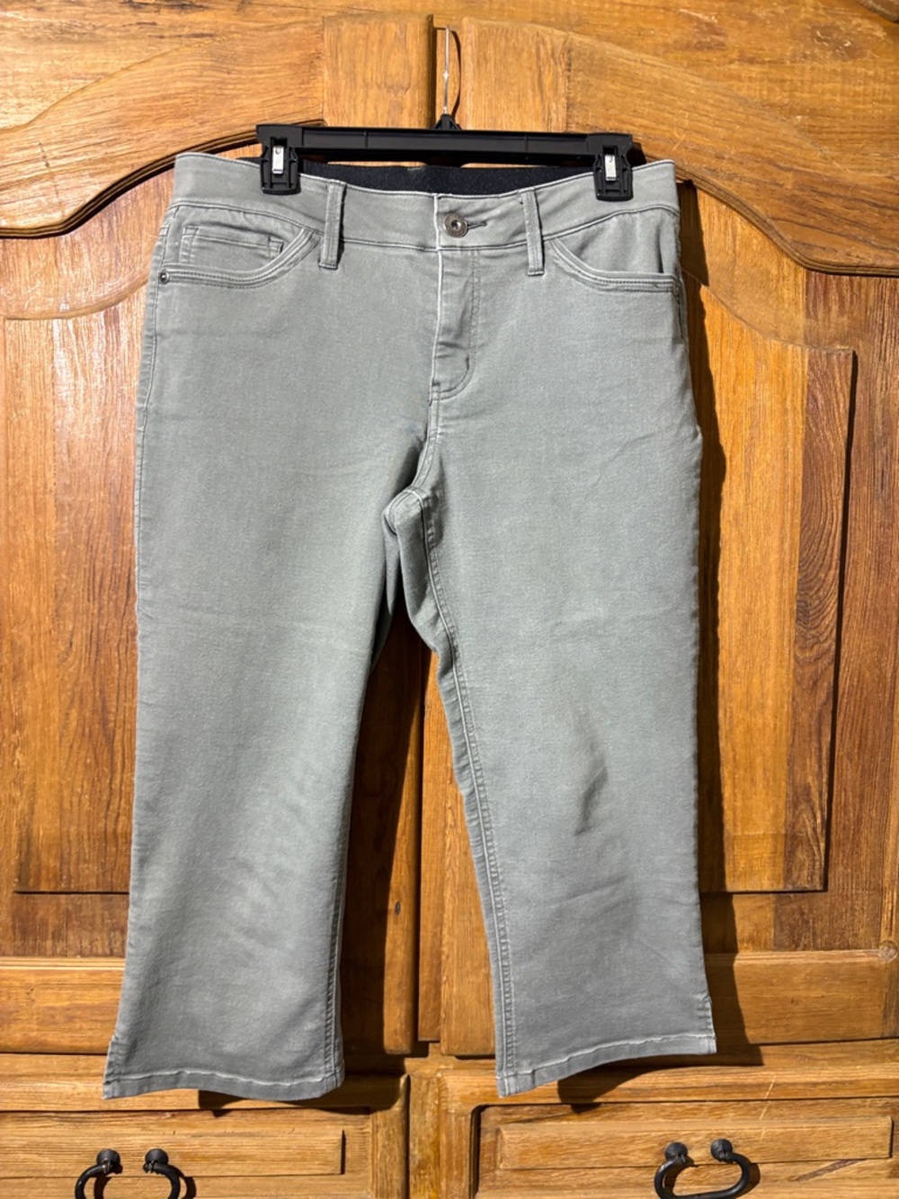 Liz Claiborne Light Sage Cropped Capri Pants